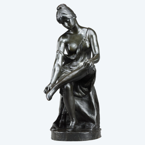 Sculpture en bronze patiné, "Jeune femme se déchaussant", signée Malvina Brach, XIXe 