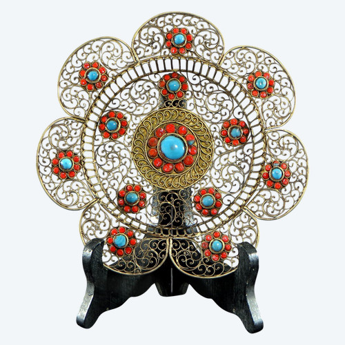 Tibet, metà del XX secolo, coppa in metallo filigranato decorato con perline di turchese e corallo.