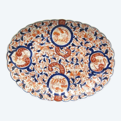 Grande piatto da portata in porcellana giapponese Imari, XIX secolo.