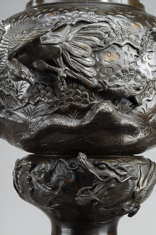LARGE BRONZE VASE SCULPTED WITH CHIMERAS, DRAGONS, BIRDS OF PREY AND PHoeNIX