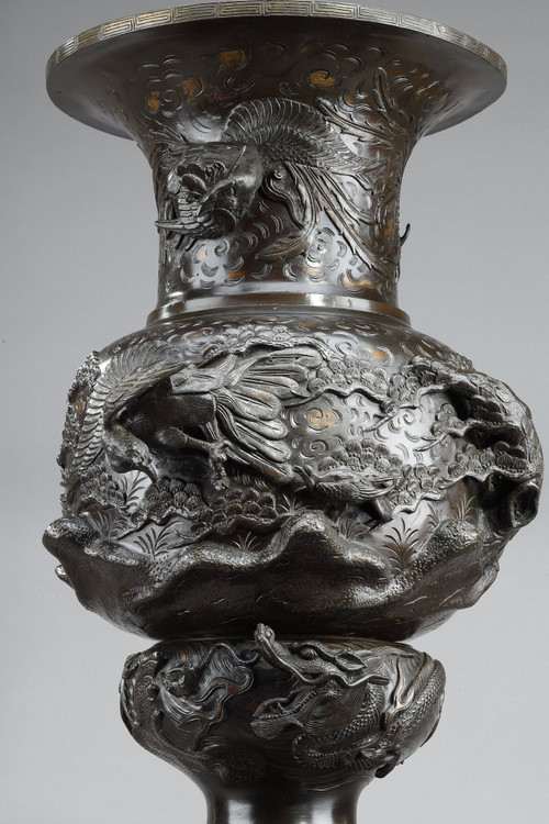 LARGE BRONZE VASE SCULPTED WITH CHIMERAS, DRAGONS, BIRDS OF PREY AND PHoeNIX