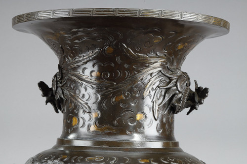 LARGE BRONZE VASE SCULPTED WITH CHIMERAS, DRAGONS, BIRDS OF PREY AND PHoeNIX
