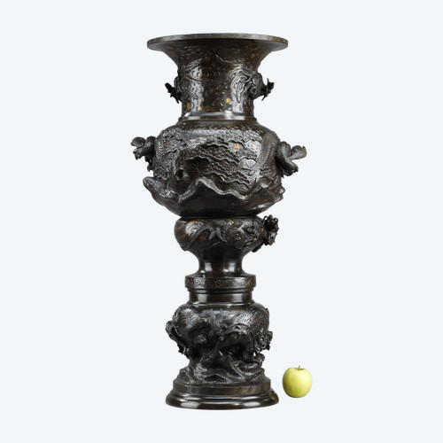 LARGE BRONZE VASE SCULPTED WITH CHIMERAS, DRAGONS, BIRDS OF PREY AND PHoeNIX