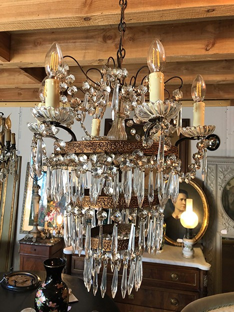 Lampadario con pendenti in cristallo a sette luci, stile Luigi XVI