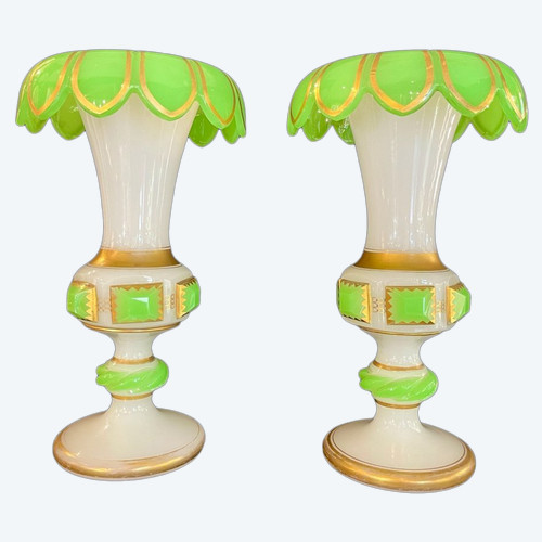 Baccarat : Paire De Vases "porte-ananas" En Opaline Verte Et Blanche
