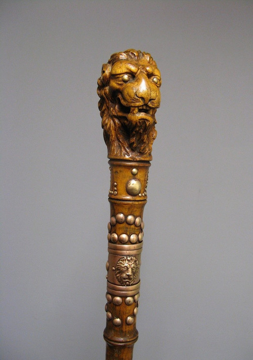 Canne Avec Pommeau Représentant Une Tête De Lion. 