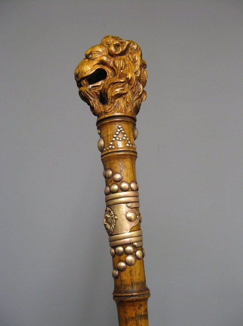 Canne Avec Pommeau Représentant Une Tête De Lion. 