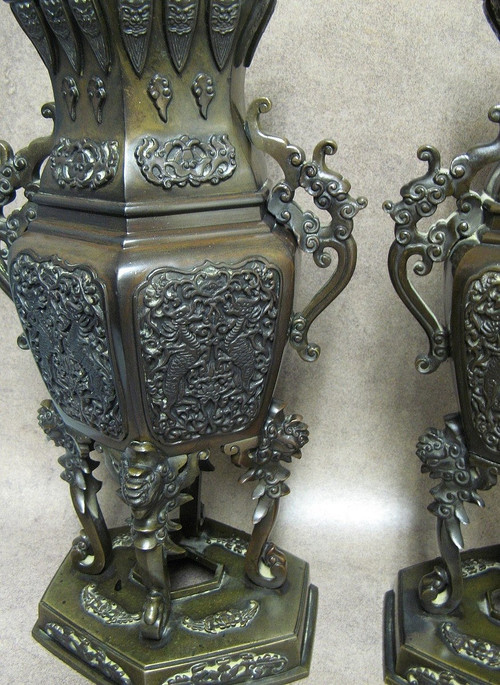 Coppia di vasi in bronzo. Cina - Fine del XIX secolo.