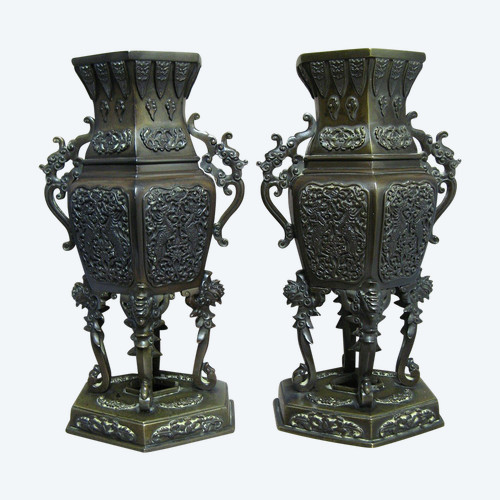 Coppia di vasi in bronzo. Cina - Fine del XIX secolo.