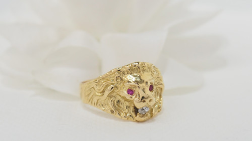 Siegelring Löwe aus Gelbgold, Rubin und Diamant