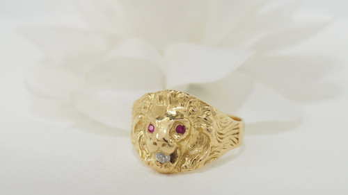 Siegelring Löwe aus Gelbgold, Rubin und Diamant
