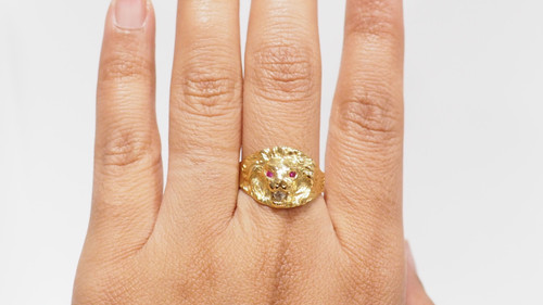 Siegelring Löwe aus Gelbgold, Rubin und Diamant