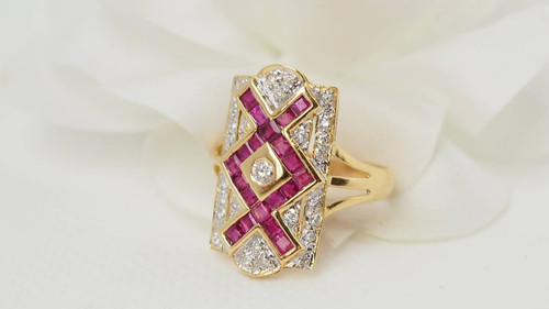 Bague vintage en or jaune, rubis et diamants