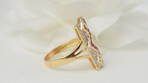 Bague vintage en or jaune, rubis et diamants