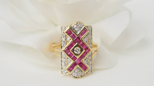 Bague vintage en or jaune, rubis et diamants