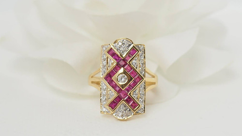 Bague vintage en or jaune, rubis et diamants