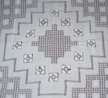 Tovaglia in lino ricamato, 1920 circa
