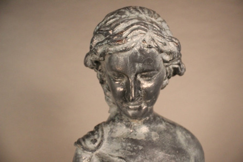 "Le Printemps", Giovane donna drappeggiata in ghisa su base di Mathurin Moreau