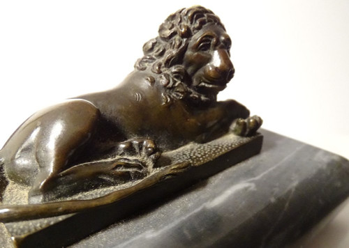 Paire Sculptures Presse-papiers Bronze Lions Couchés Marbre Gris XVIIIème