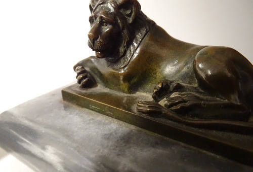 Paire Sculptures Presse-papiers Bronze Lions Couchés Marbre Gris XVIIIème