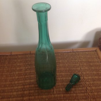 Bouteille en verre vert absinthe avec bouchon