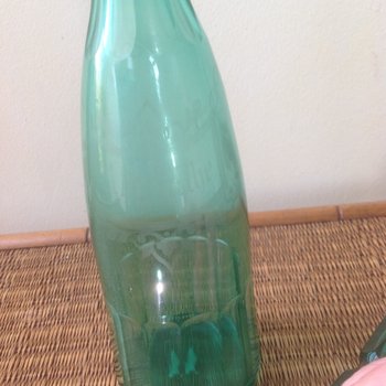 Bouteille en verre vert absinthe avec bouchon