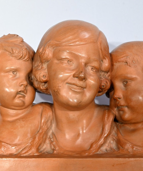 Groupe en Terre Cuite patinée, « Mère et ses enfants », signé P. Dumont, Art Déco – 1920