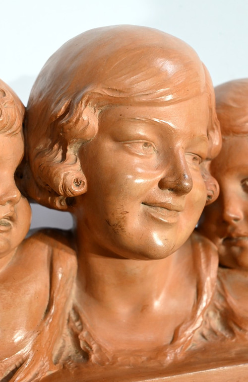 Groupe en Terre Cuite patinée, « Mère et ses enfants », signé P. Dumont, Art Déco – 1920