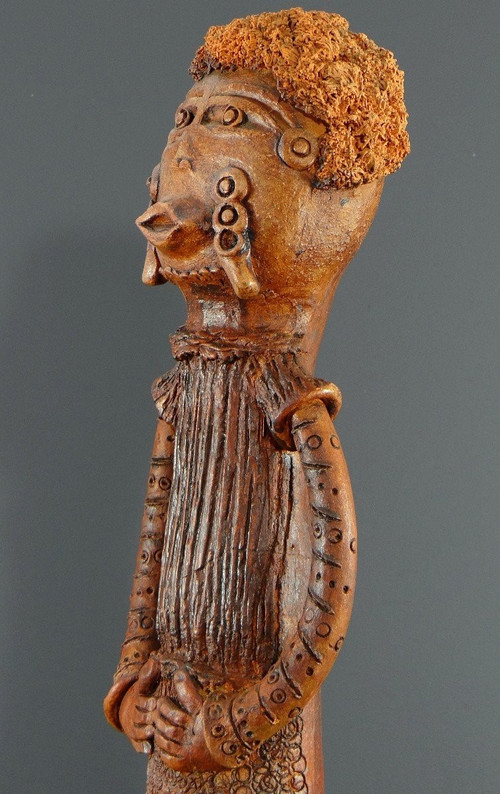 Francia, anni '60, Grande Scultura Antropomorfa In Stile Africanista In Terracotta.