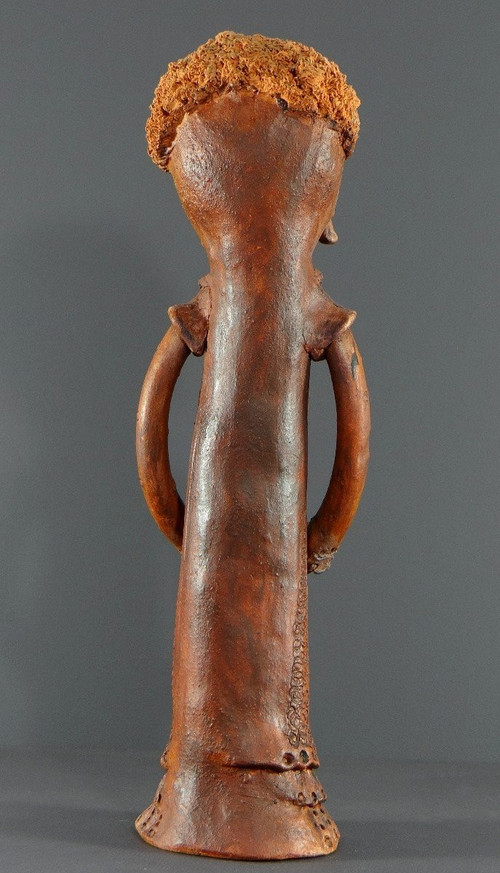 Francia, anni '60, Grande Scultura Antropomorfa In Stile Africanista In Terracotta.