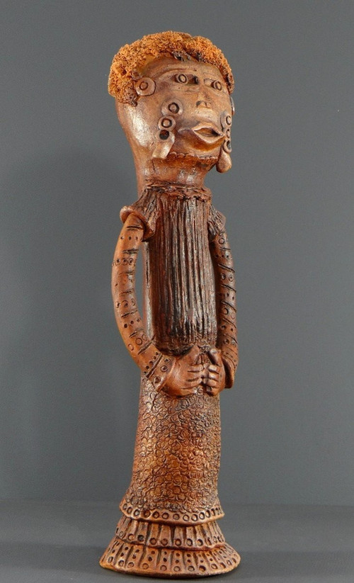 Francia, anni '60, Grande Scultura Antropomorfa In Stile Africanista In Terracotta.