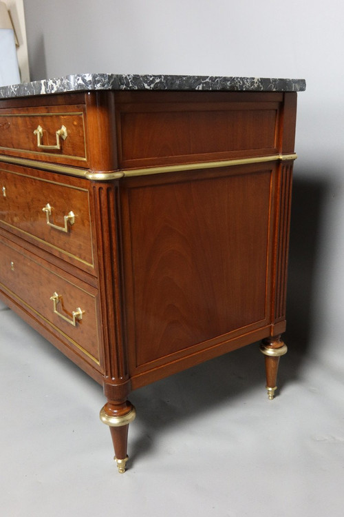 Commode Louis XVI acajou blond moucheté, plateau de marbre gris veiné blanc