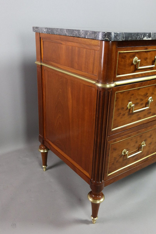 Commode Louis XVI acajou blond moucheté, plateau de marbre gris veiné blanc