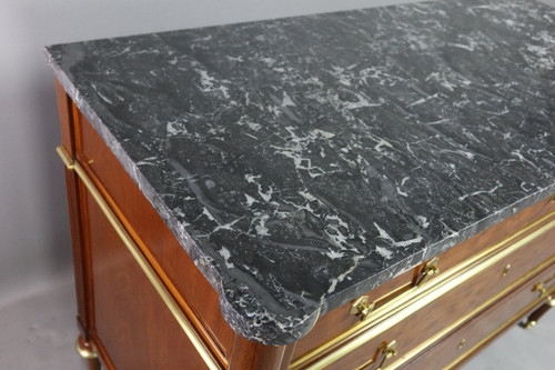 Commode Louis XVI acajou blond moucheté, plateau de marbre gris veiné blanc