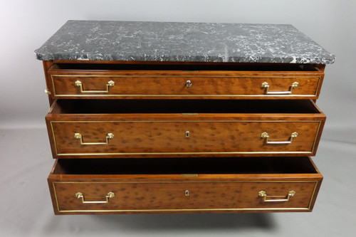 Commode Louis XVI acajou blond moucheté, plateau de marbre gris veiné blanc