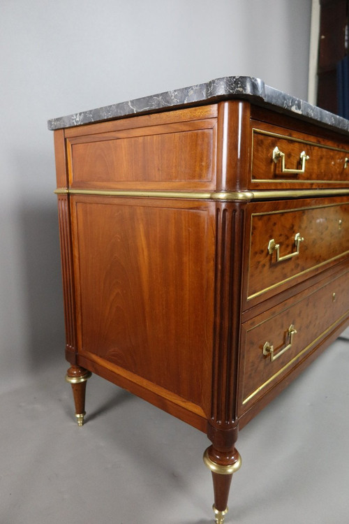 Commode Louis XVI acajou blond moucheté, plateau de marbre gris veiné blanc