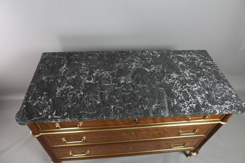 Commode Louis XVI acajou blond moucheté, plateau de marbre gris veiné blanc