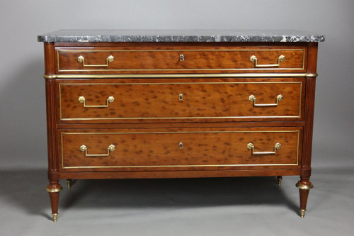 Commode Louis XVI acajou blond moucheté, plateau de marbre gris veiné blanc