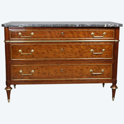 Commode Louis XVI acajou blond moucheté, plateau de marbre gris veiné blanc