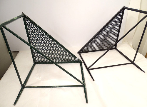 2 Tables Basses Triangulaires Mathieu Matégot Métal Perforé Peint XXème