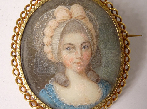 Spilla in oro massiccio 18 carati Ritratto in miniatura in madreperla di giovane donna del XVIII secolo