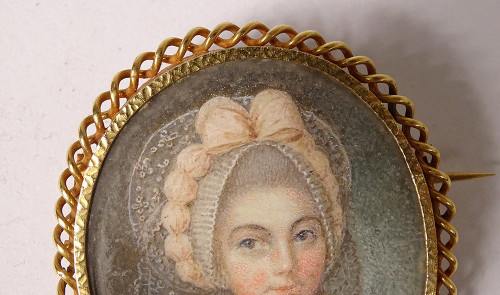 Spilla in oro massiccio 18 carati Ritratto in miniatura in madreperla di giovane donna del XVIII secolo