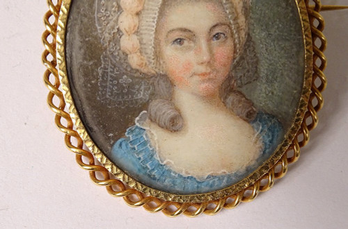 Spilla in oro massiccio 18 carati Ritratto in miniatura in madreperla di giovane donna del XVIII secolo
