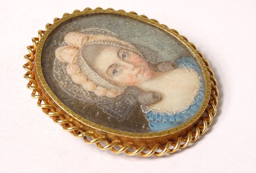 Spilla in oro massiccio 18 carati Ritratto in miniatura in madreperla di giovane donna del XVIII secolo