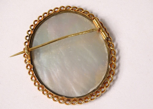 Spilla in oro massiccio 18 carati Ritratto in miniatura in madreperla di giovane donna del XVIII secolo
