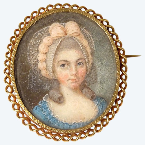 Spilla in oro massiccio 18 carati Ritratto in miniatura in madreperla di giovane donna del XVIII secolo