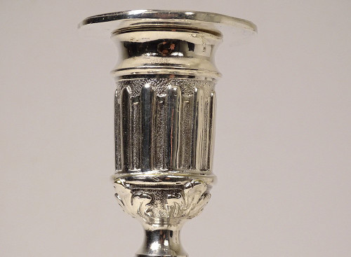 Coppia di candelabri Luigi XIV in bronzo argentato disegno Bérain XIX secolo