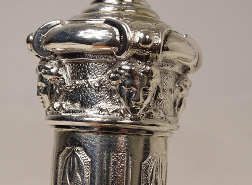 Coppia di candelabri Luigi XIV in bronzo argentato disegno Bérain XIX secolo