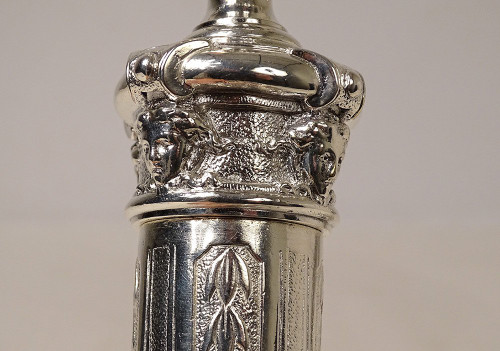 Coppia di candelabri Luigi XIV in bronzo argentato disegno Bérain XIX secolo