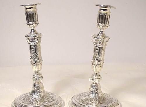 Coppia di candelabri Luigi XIV in bronzo argentato disegno Bérain XIX secolo